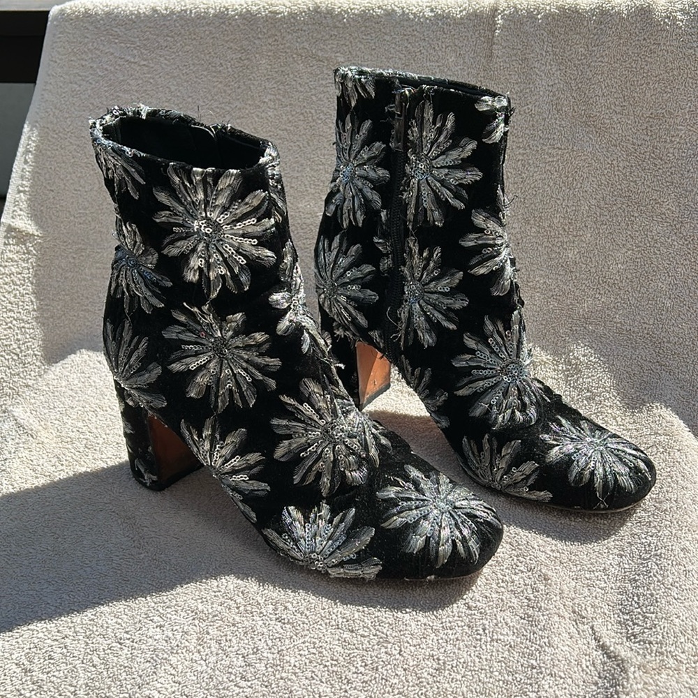 MARC FISHER Womens Silver Fabric Black Embroidered Grazie Booties 7.5 M